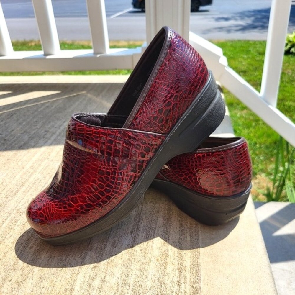 Duck Head size 8 Red Croc style nursing clogs